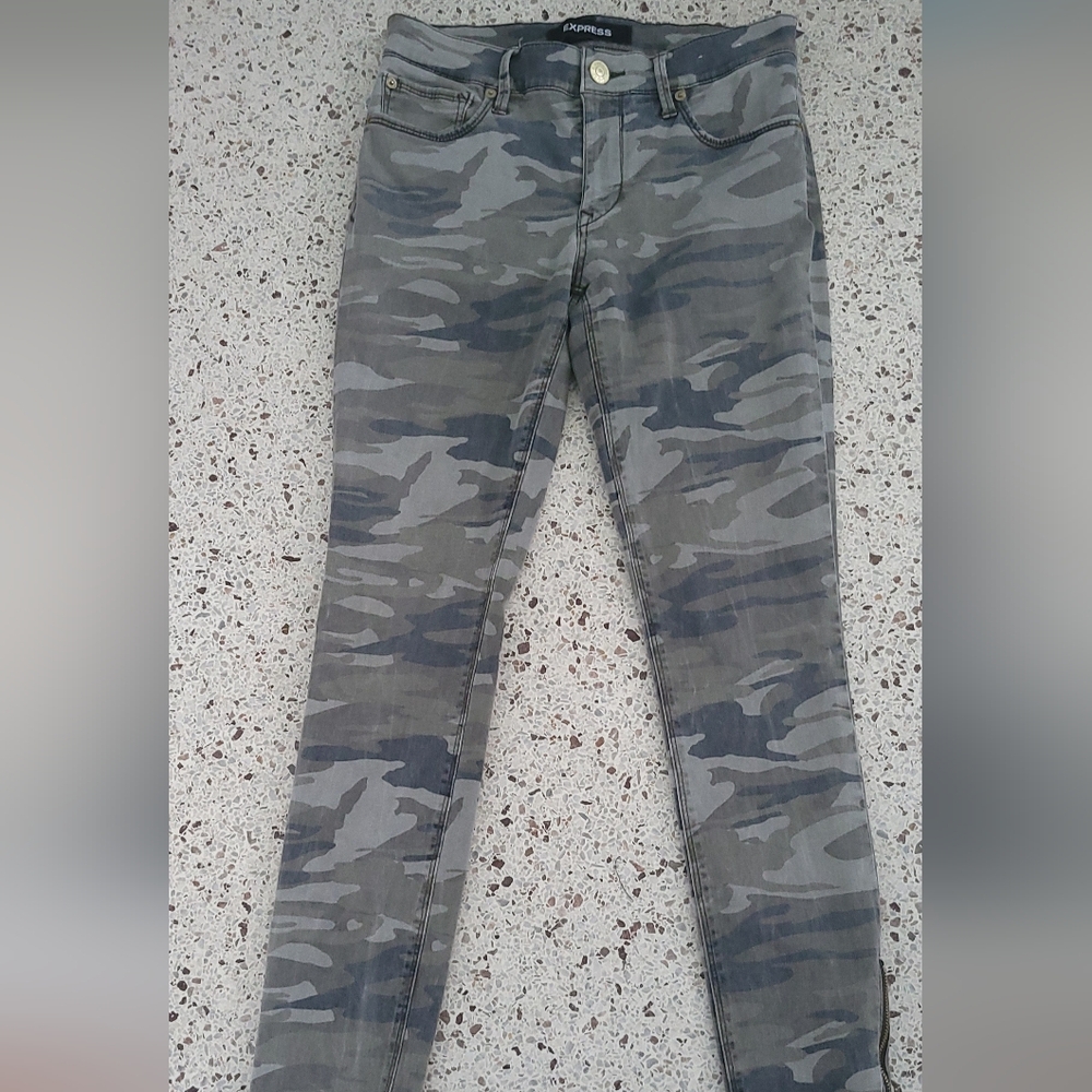 Express Women's Camo Stretch Ankle Leggings,4L, 5 pocket, Zippers at Ankles